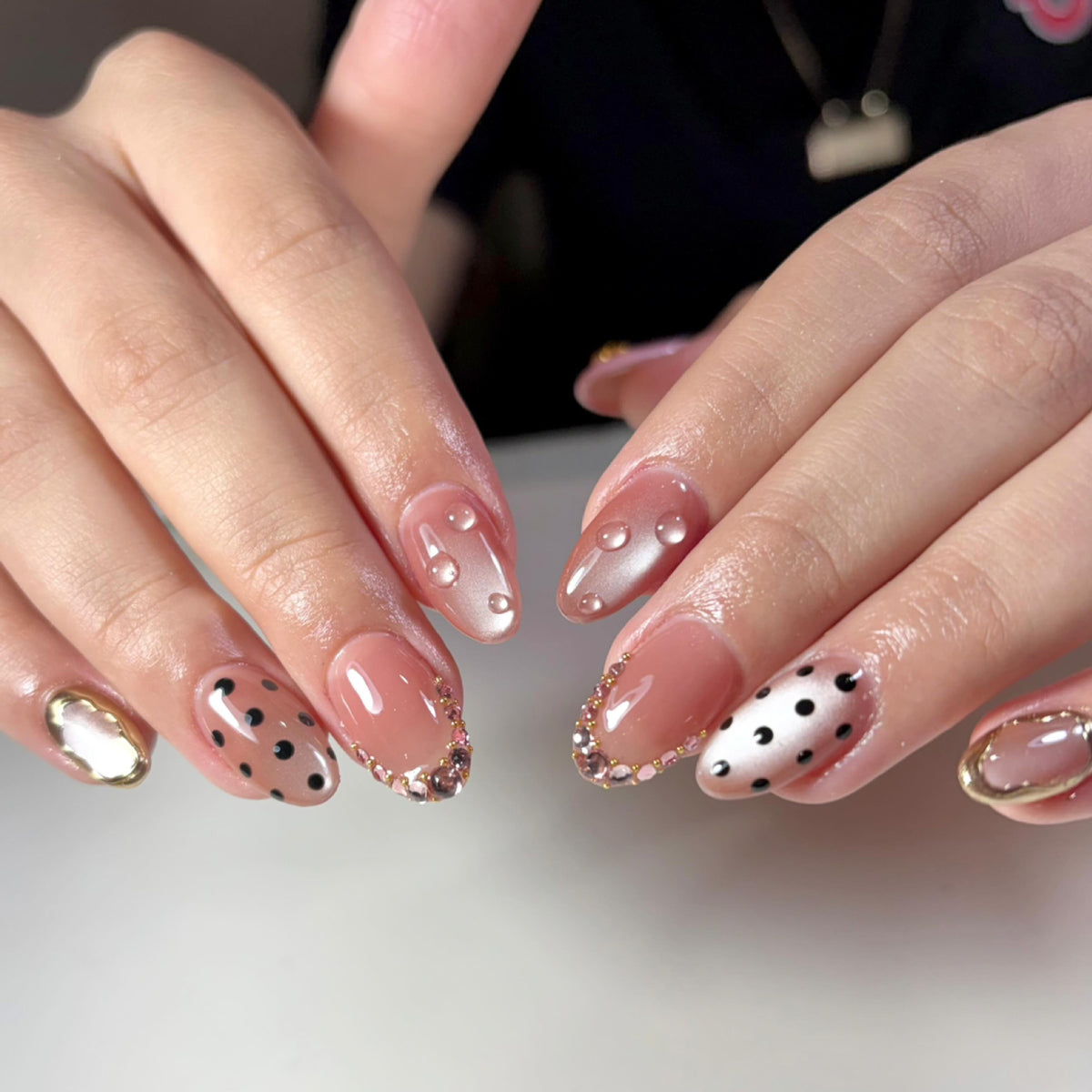 24pcs Cat-eye patterned Sparkling Diamond Short Almond Nails