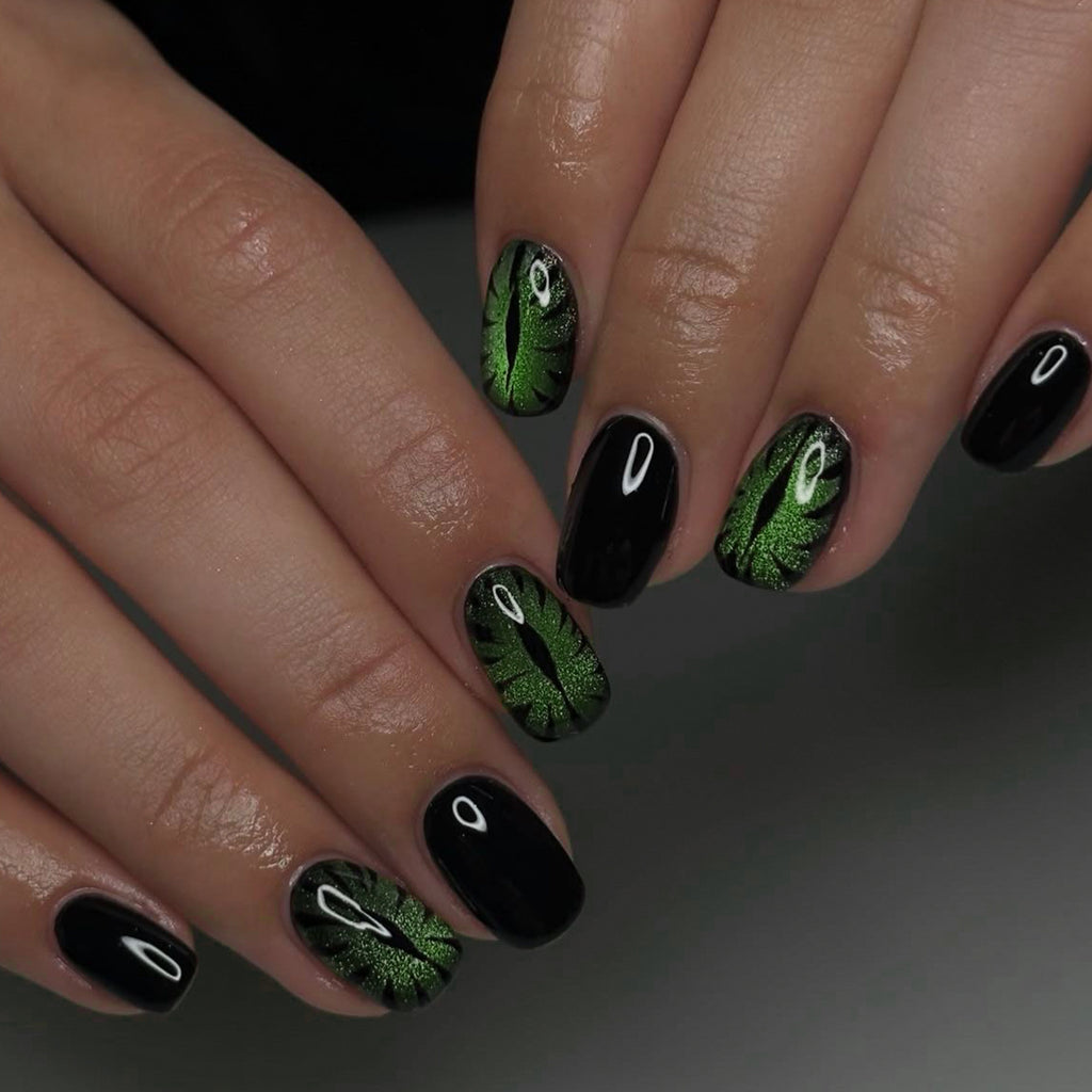 Halloween cat's eye nails