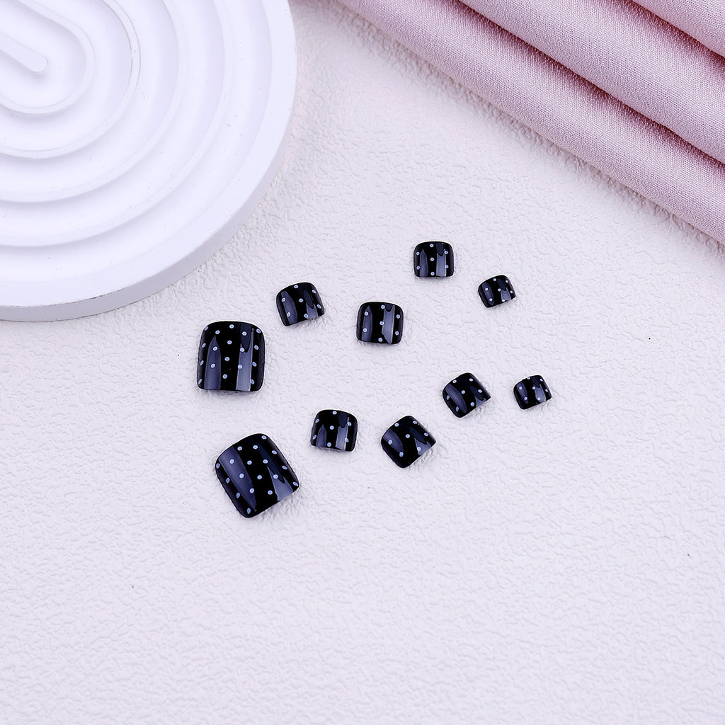 Black and white polka dot toenails