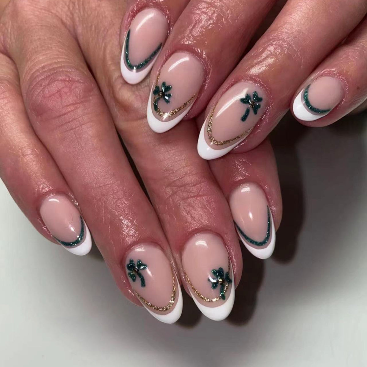 24pcs Short White Almond St. Patrick's Day clover Nails
