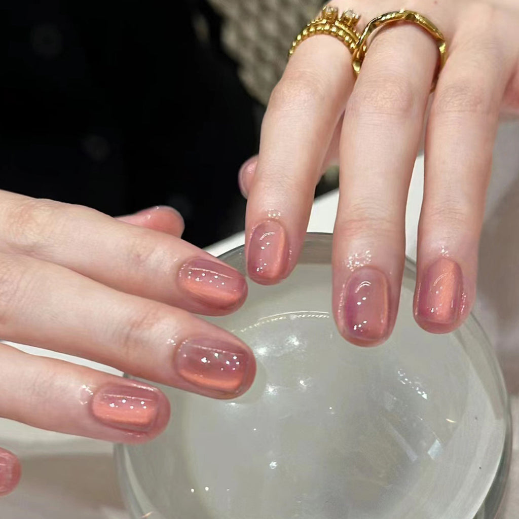 Nude pink cat-eye manicure