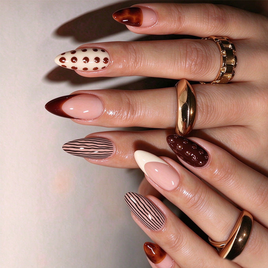 Caramelized almond nails