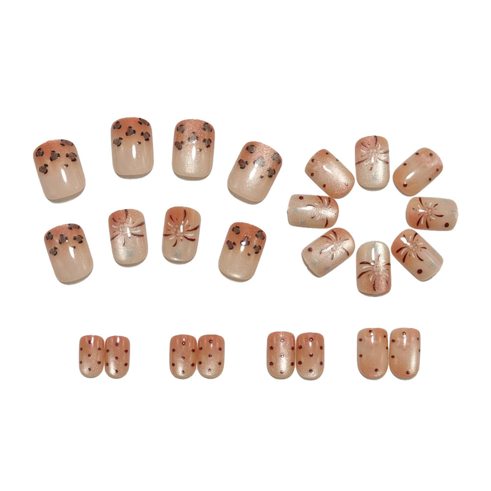 Leopard-patterned cat-eye nails