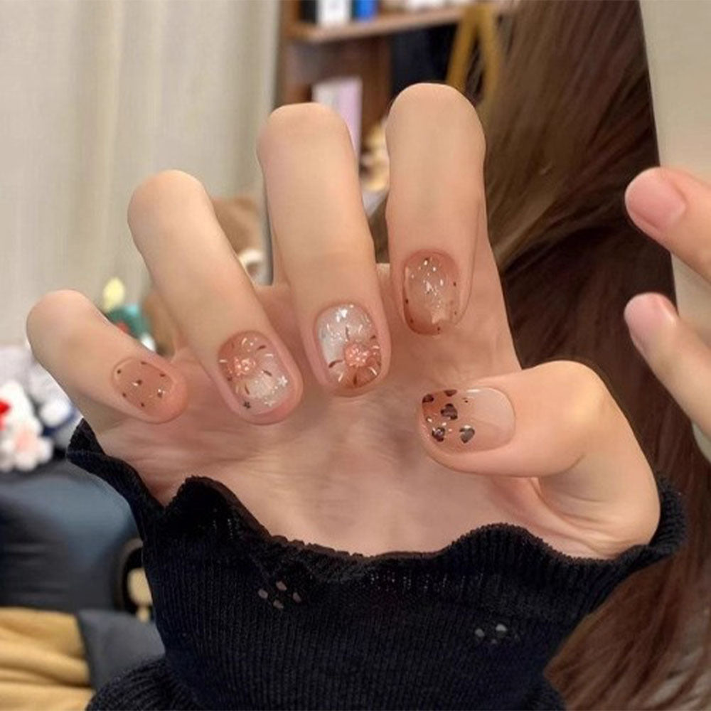 Leopard-patterned cat-eye nails