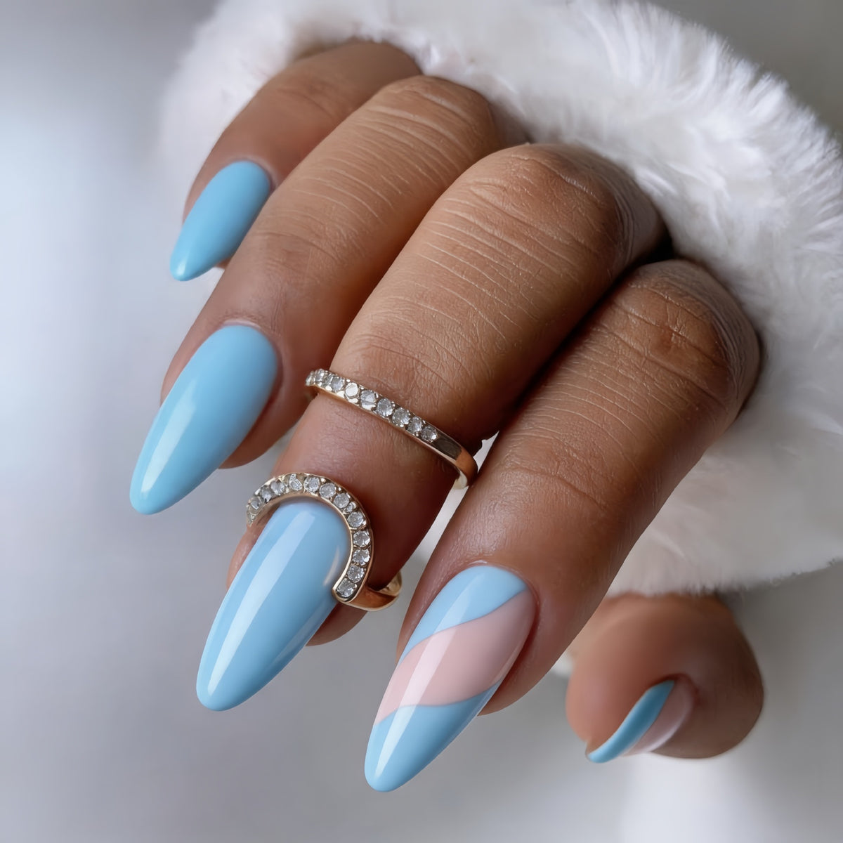 Blue-patterned nails