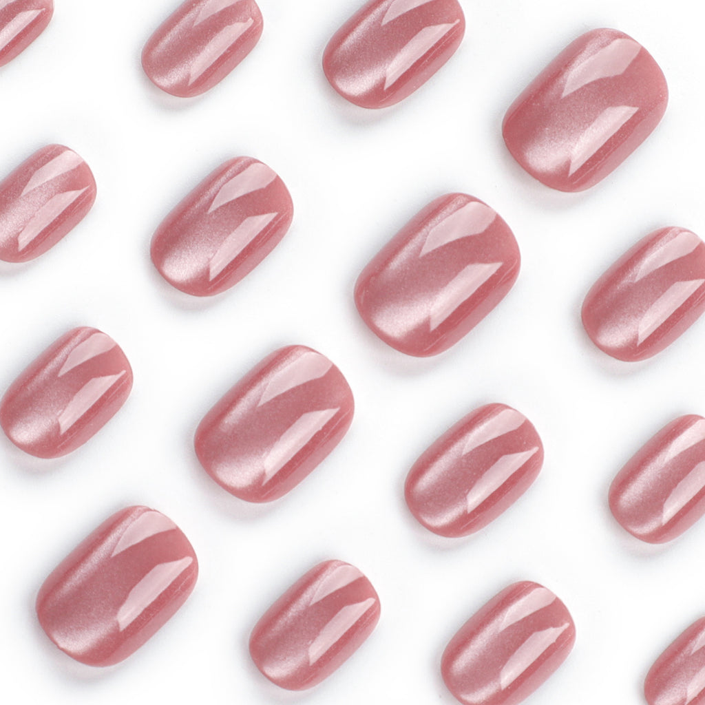 Nude pink cat-eye manicure