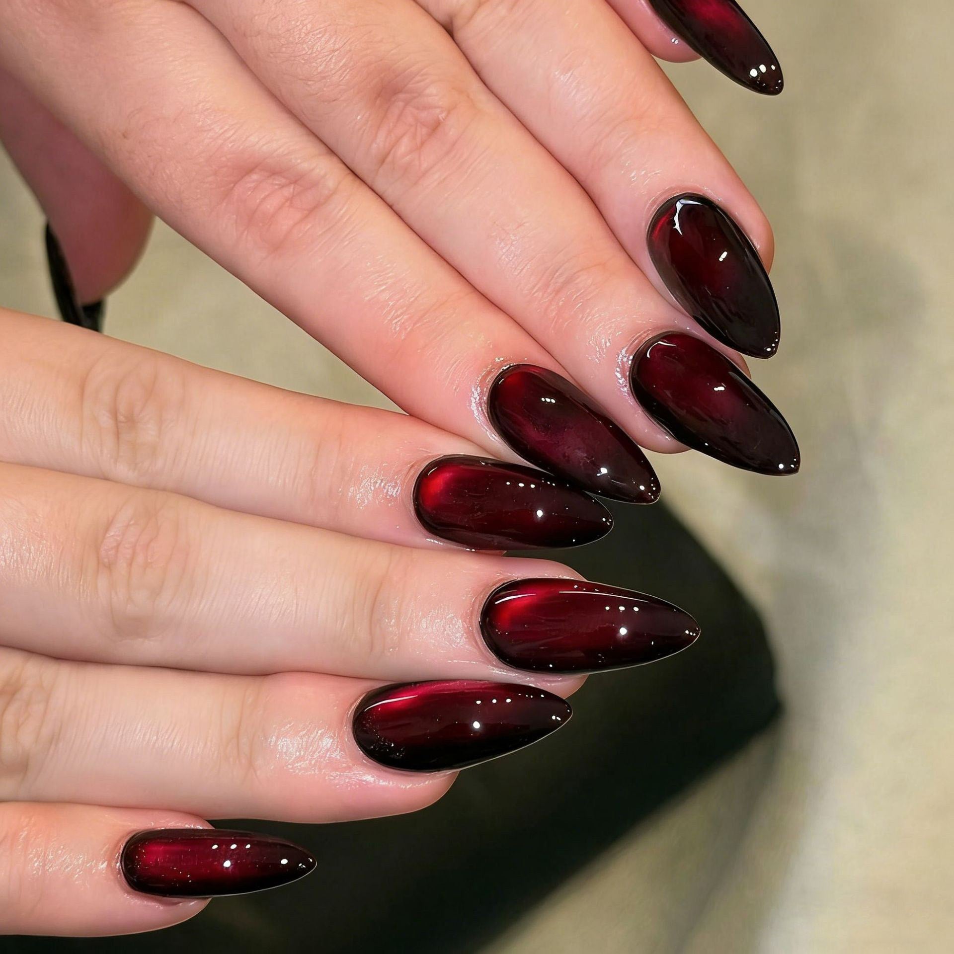 Red wine-colored cat-eye nails