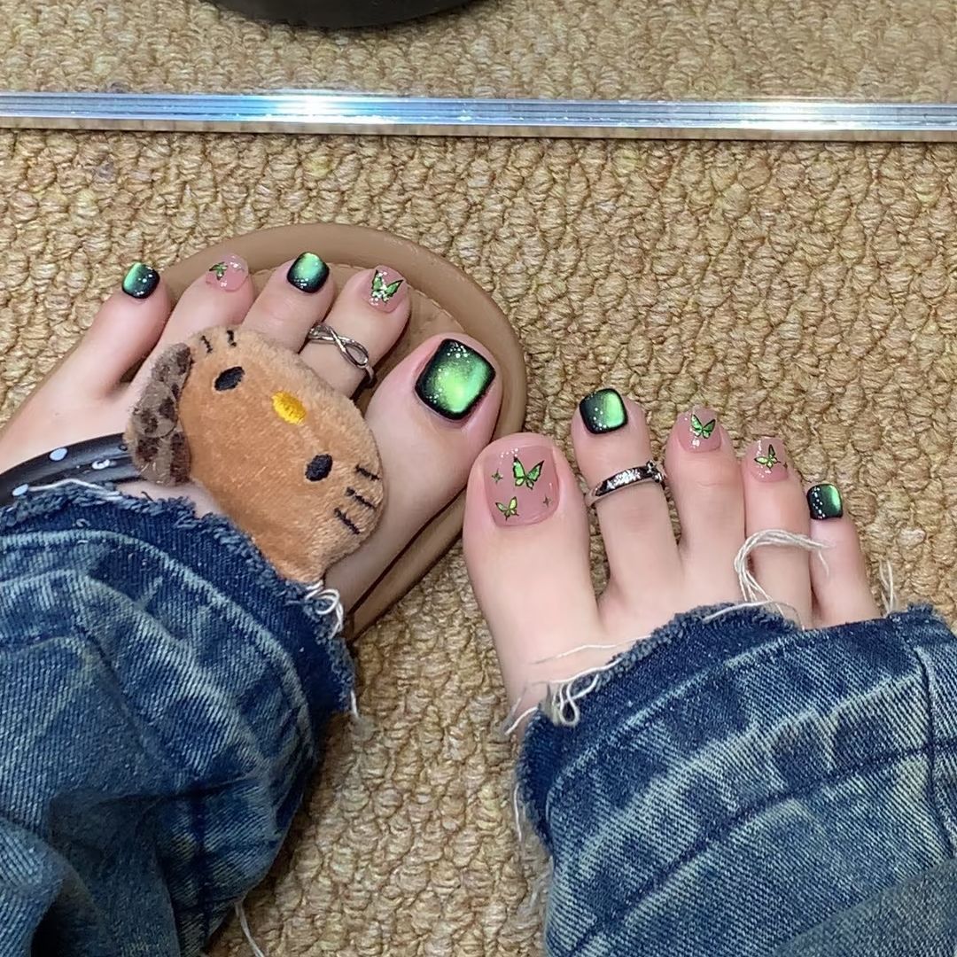 Butterfly cat-eye toe nails