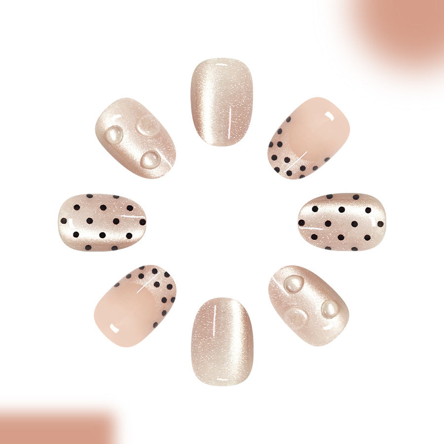 Nude skin with cat-eye nails